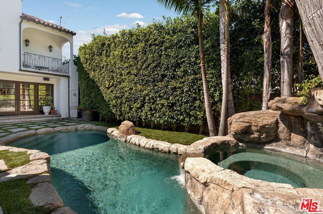 358 Huntley Dr, Los Angeles CA  90069-5002 exterior