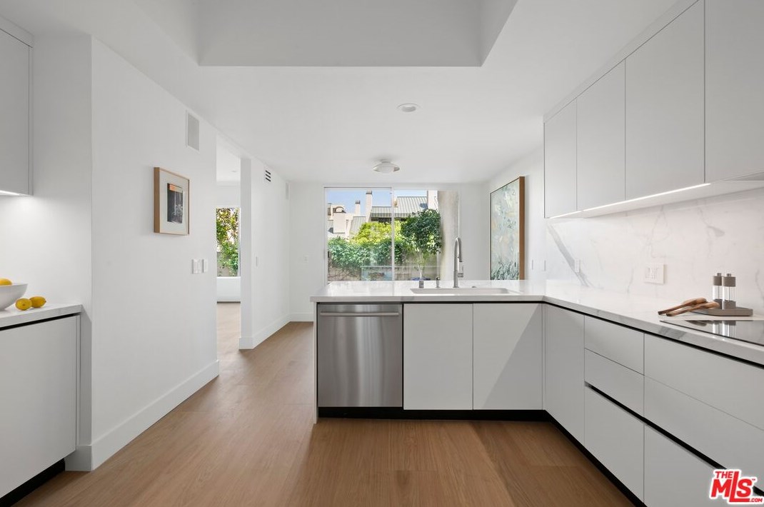 2165 Century Hl, Los Angeles CA  90067-3516 exterior