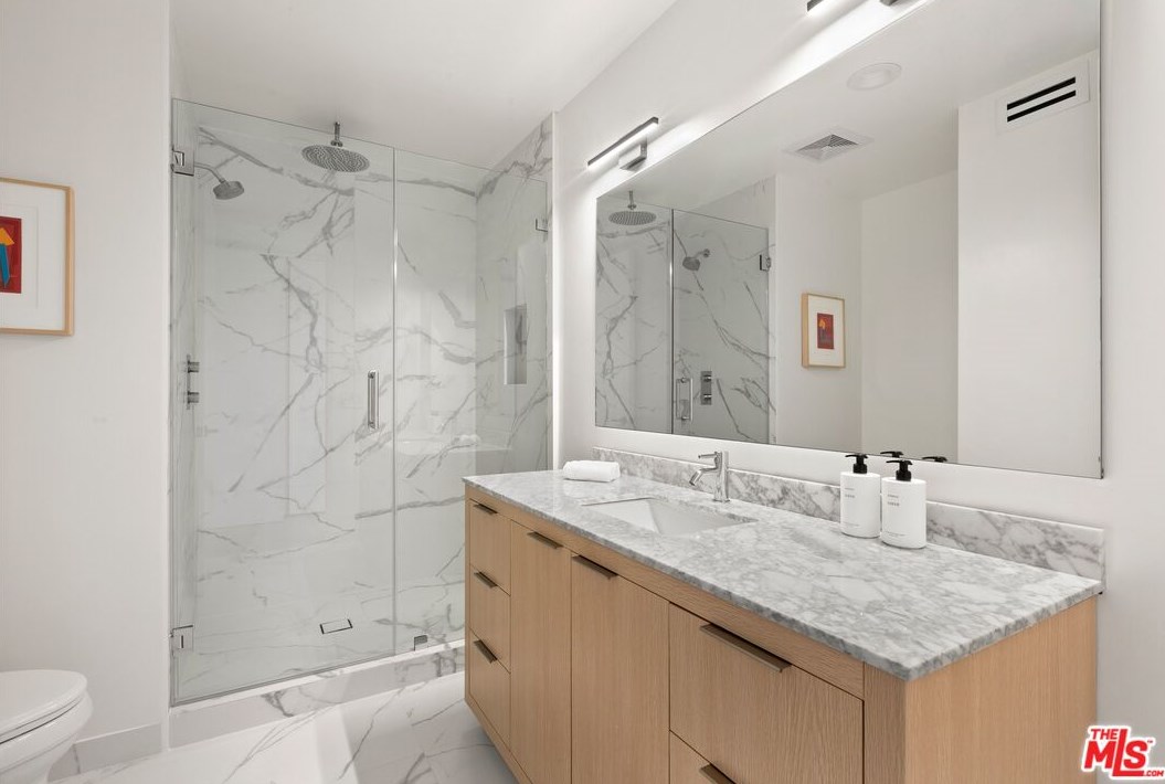 2165 Century Hl, Los Angeles CA  90067-3516 exterior