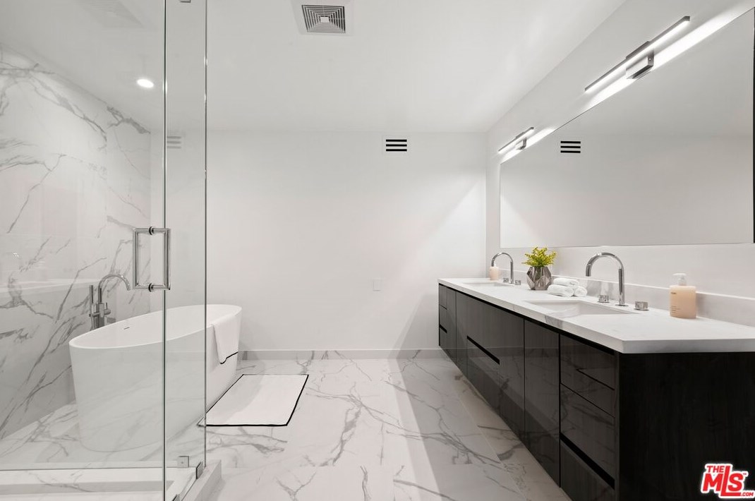 2165 Century Hl, Los Angeles CA  90067-3516 exterior