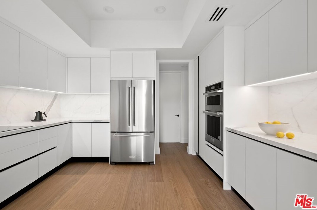 2165 Century Hl, Los Angeles CA  90067-3516 exterior