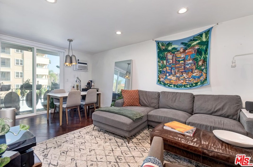 4255 W 5th St #202, Los Angeles, CA 90020
