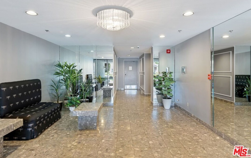 10465 Eastborne Ave, Los Angeles CA  90024-1704 exterior