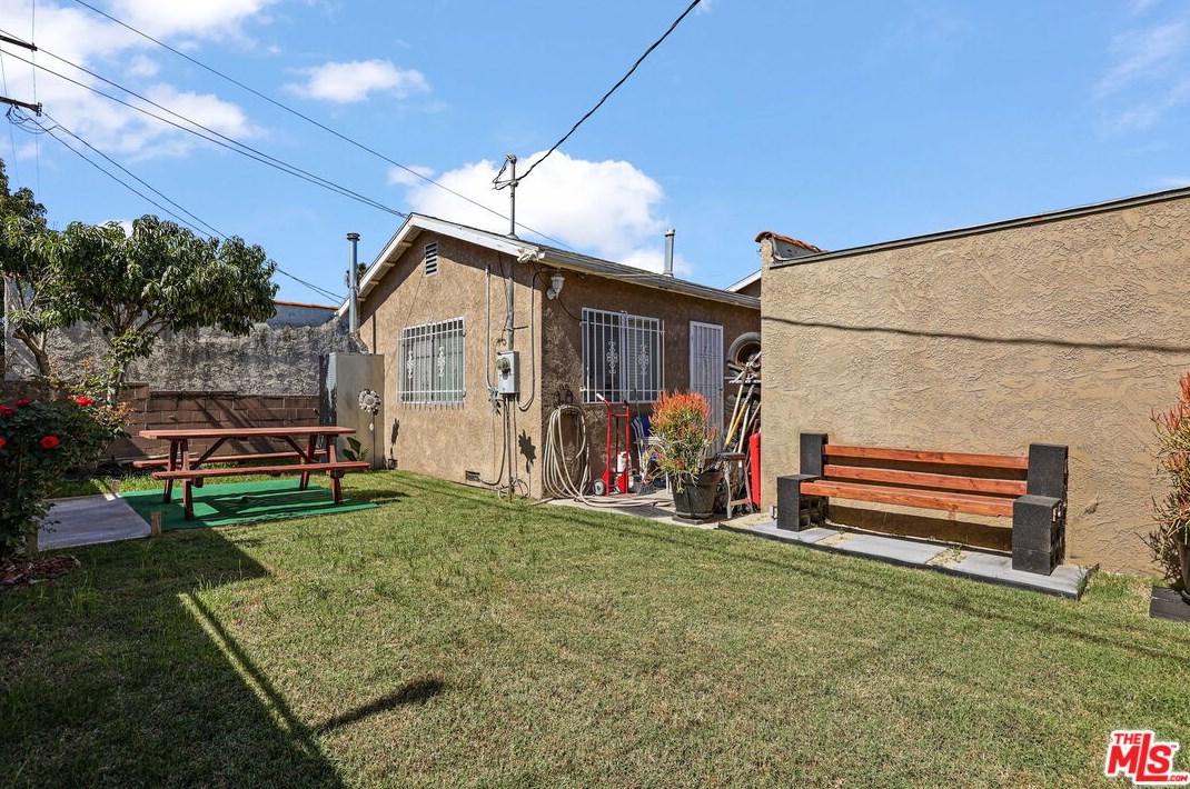 530 105th St, Los Angeles CA  90044-4424 exterior
