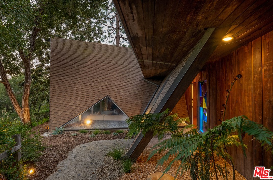 1963 Mandeville Canyon Rd, Los Angeles CA  90049-2234 exterior