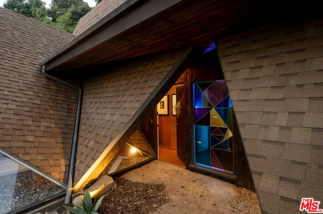 1963 Mandeville Canyon Rd, Los Angeles CA  90049-2234 exterior