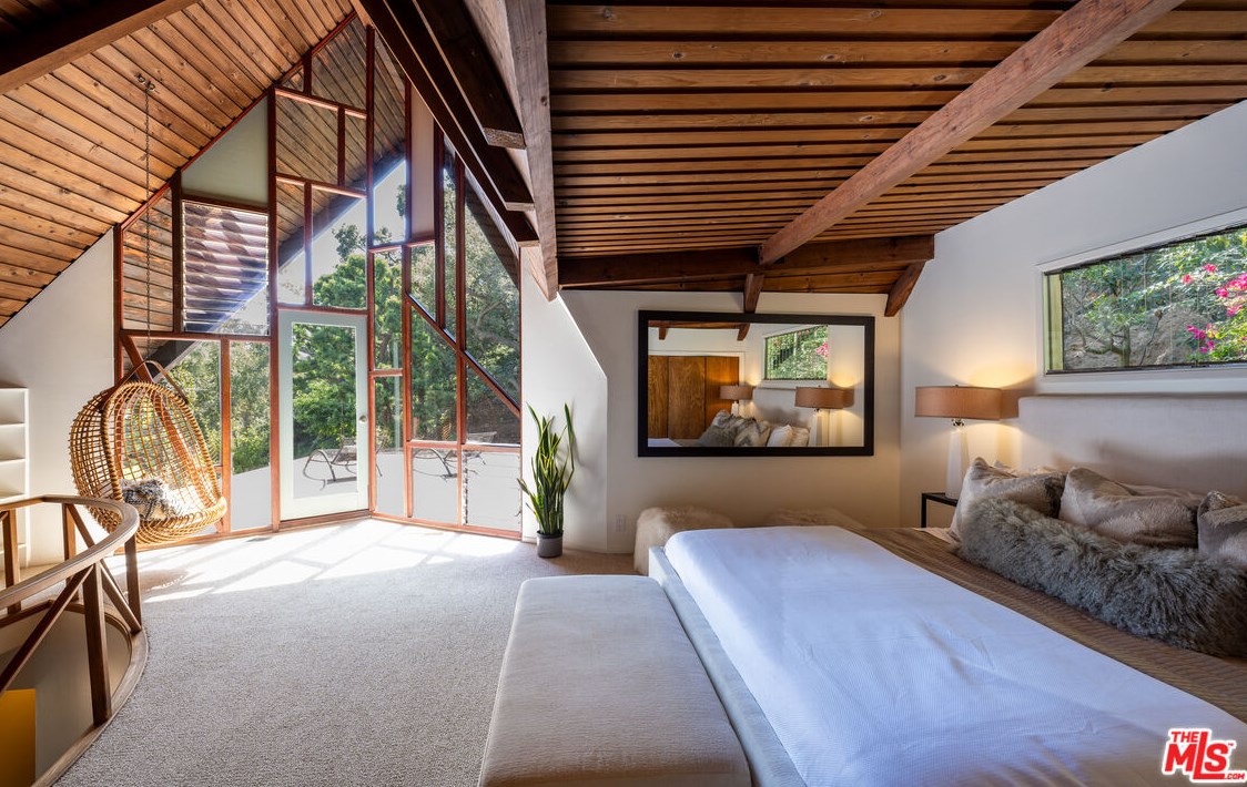 1963 Mandeville Canyon Rd, Los Angeles CA  90049-2234 exterior