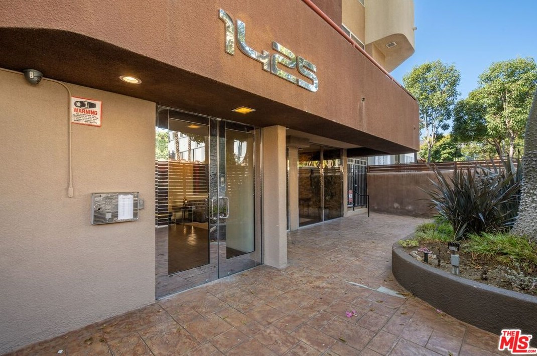 1425 Detroit St, Los Angeles, CA 90046-4466