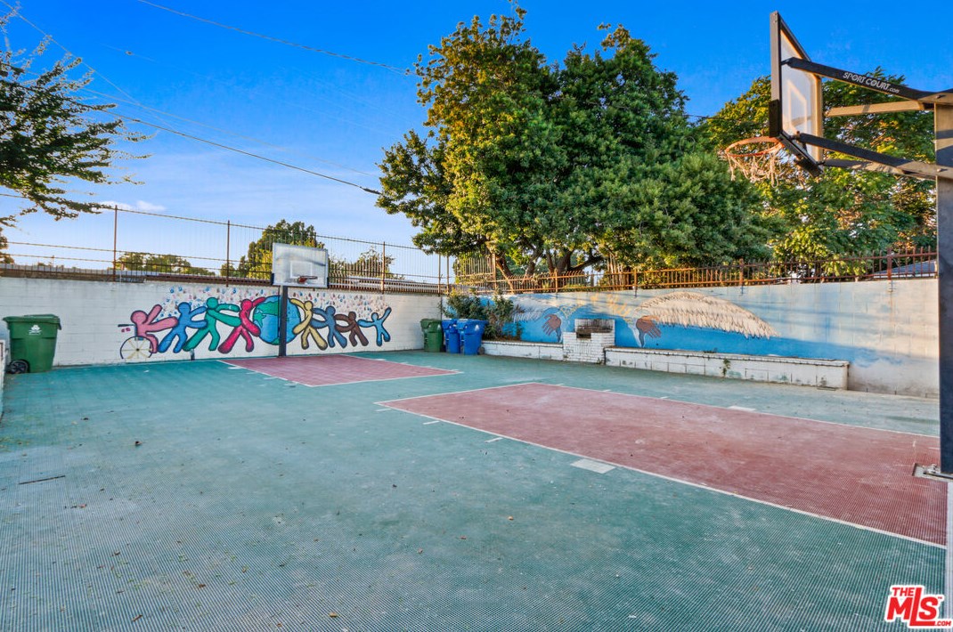 10827 Lou Dillon Ave, Los Angeles, CA 90059-1333