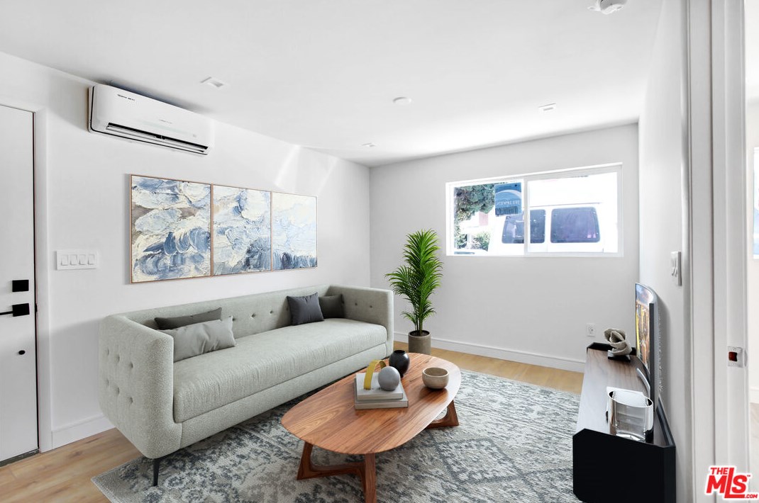 2033 Chariton St, Los Angeles CA  90034-1516 exterior