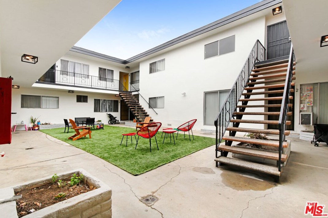 2033 Chariton St, Los Angeles CA  90034-1516 exterior