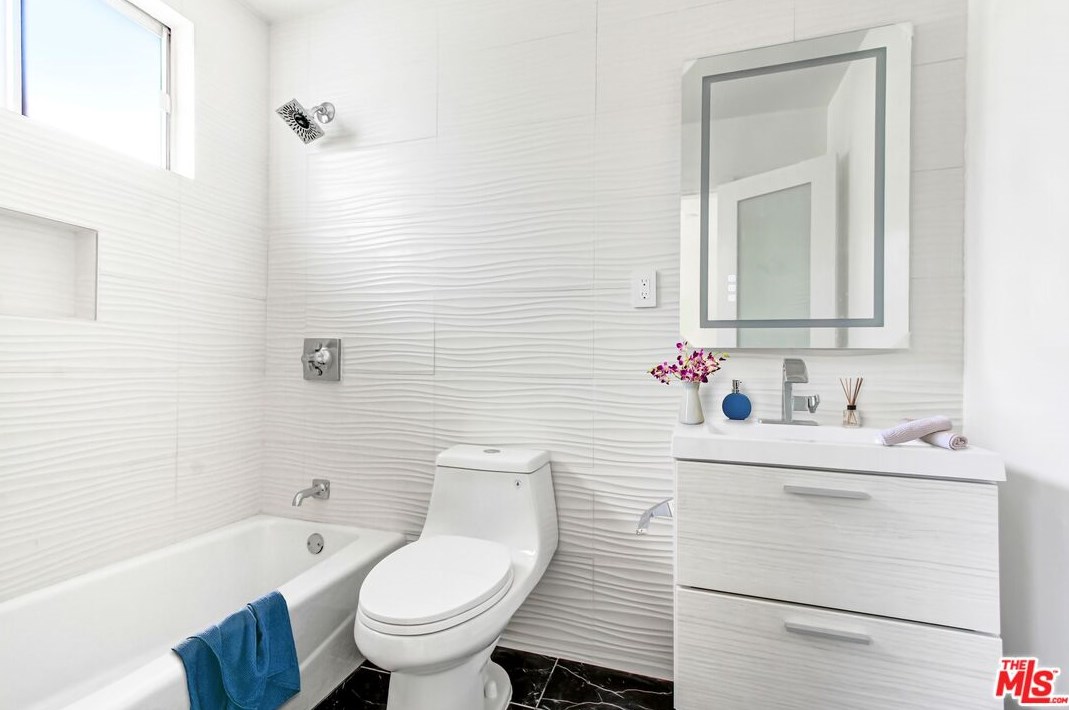 2033 Chariton St, Los Angeles CA  90034-1516 exterior