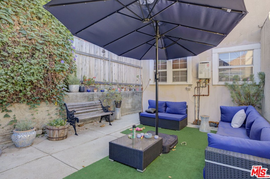 4501 Maplewood Ave, Los Angeles CA 90004-1901 exterior