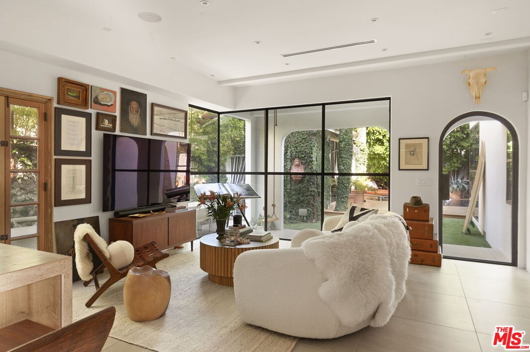 918 La Jolla Ave, Los Angeles, CA 90046-6817