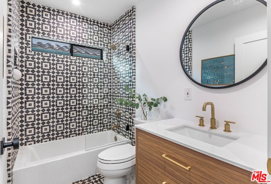 7635 Boeing Ave, Los Angeles CA  90045-1666 exterior