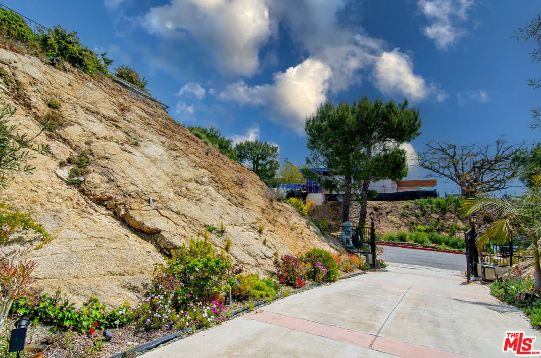 1705 Carla Rdg, Beverly Hills CA  90210-1911 exterior