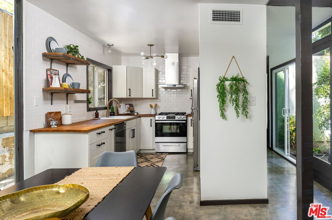 8223 Lookout Mountain Ave, Los Angeles CA  90046-1546 exterior