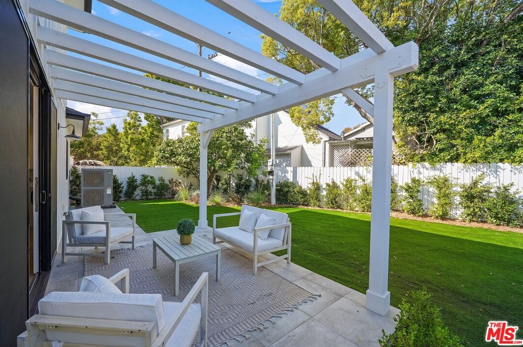 9717 Beverlywood St, Los Angeles CA  90034-1826 exterior