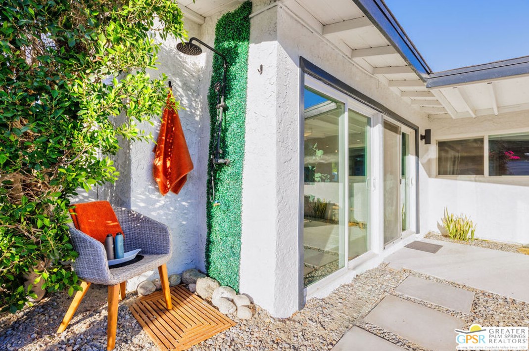 2221 Francis Dr, Palm Springs CA  92262-2553 exterior