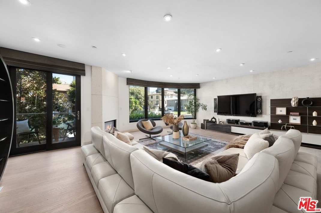 1825 Fox Hills Dr, Los Angeles, CA 90025-6074