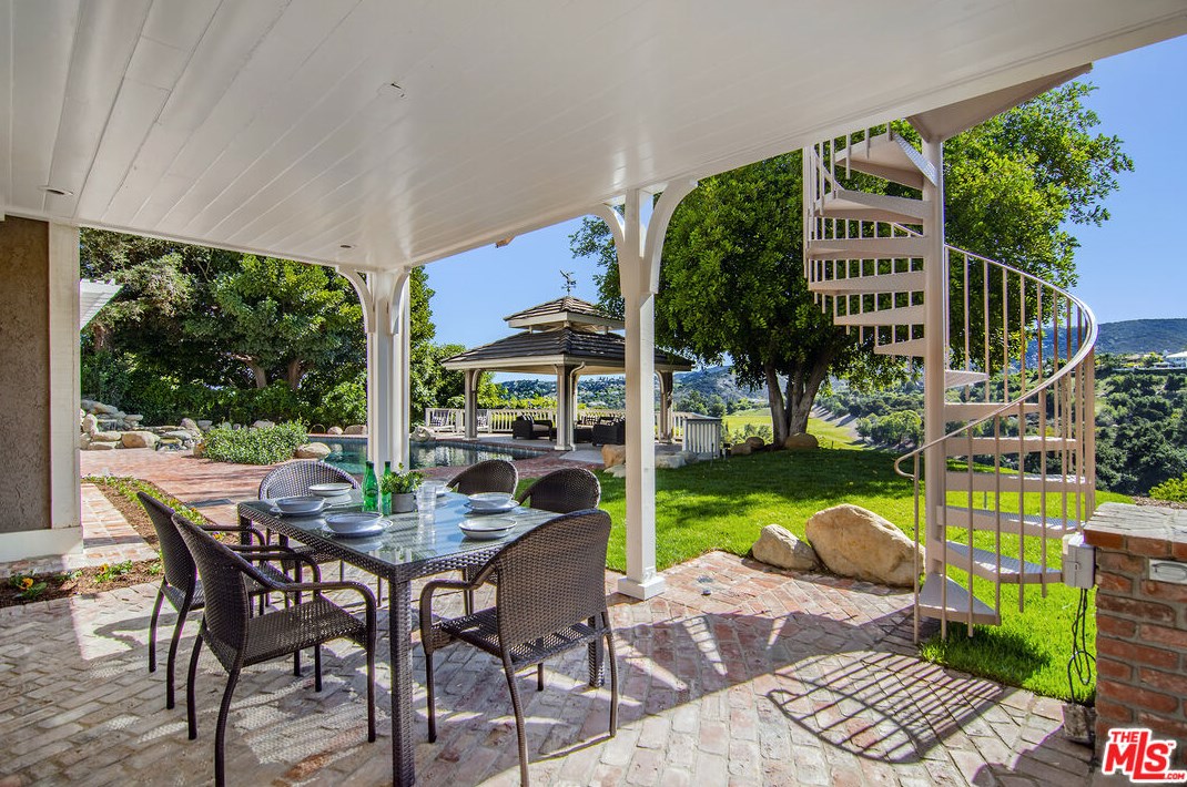 4112 Nogales Dr, Los Angeles CA  91356-5114 exterior