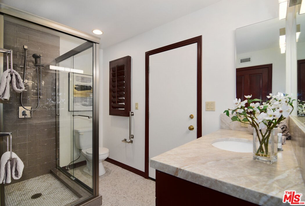 4112 Nogales Dr, Los Angeles CA  91356-5114 exterior