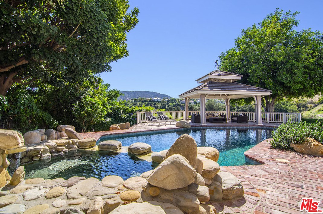 4112 Nogales Dr, Los Angeles CA  91356-5114 exterior