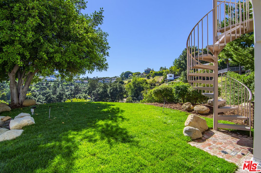 4112 Nogales Dr, Los Angeles CA  91356-5114 exterior