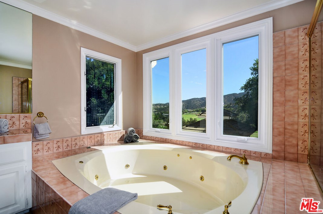 4112 Nogales Dr, Los Angeles CA  91356-5114 exterior