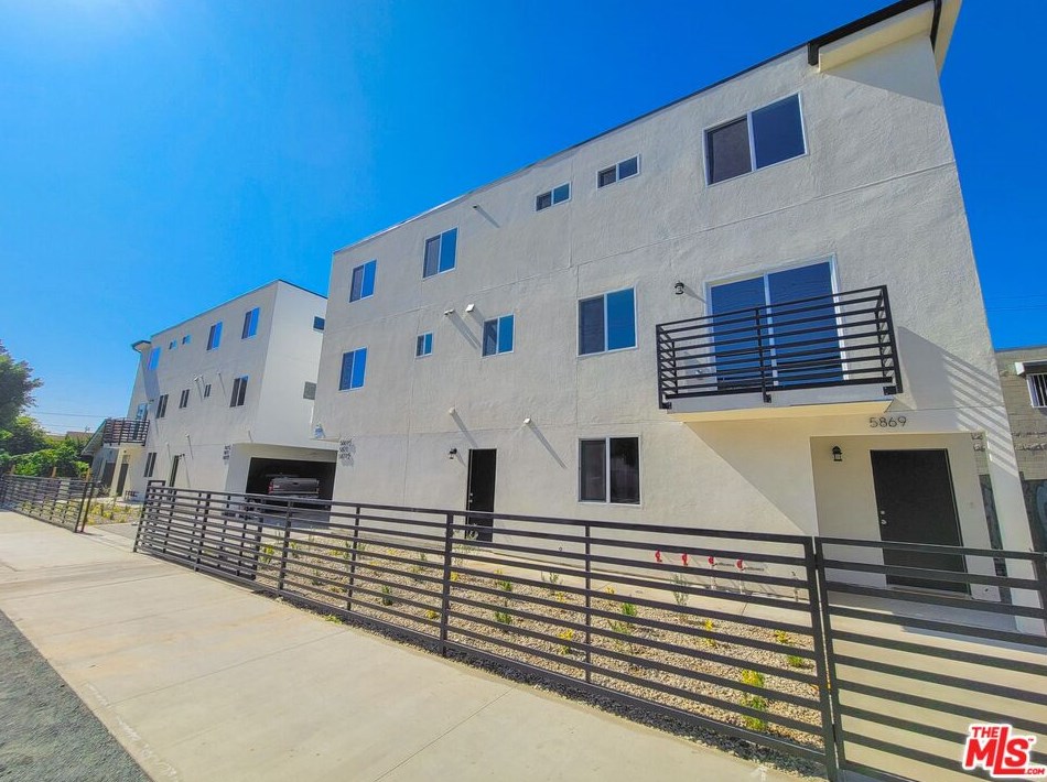 5869 San Pedro St, Los Angeles, CA 90003-1320