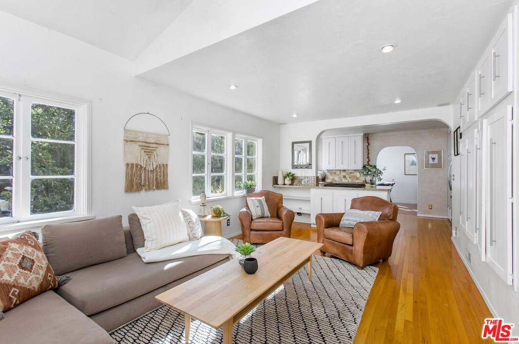 1323 Oakwood Dr, Topanga, CA 90290
