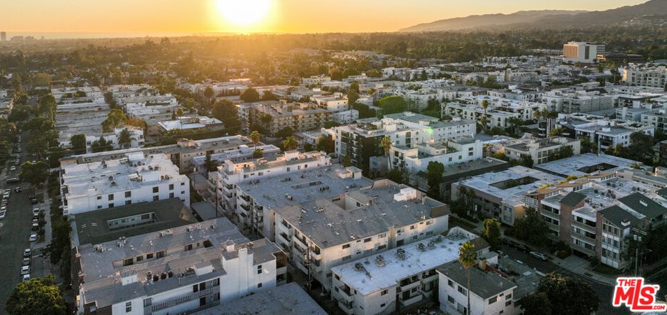 1020 Granville Ave, Los Angeles CA  90049-6031 exterior