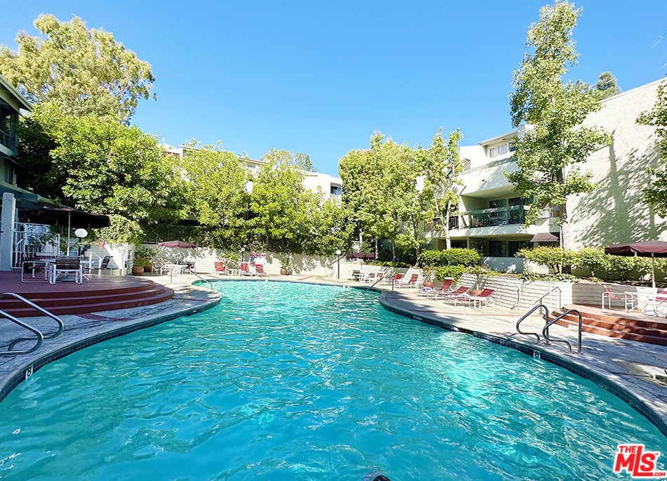 4900 Overland Ave, Los Angeles CA  90230-4289 exterior