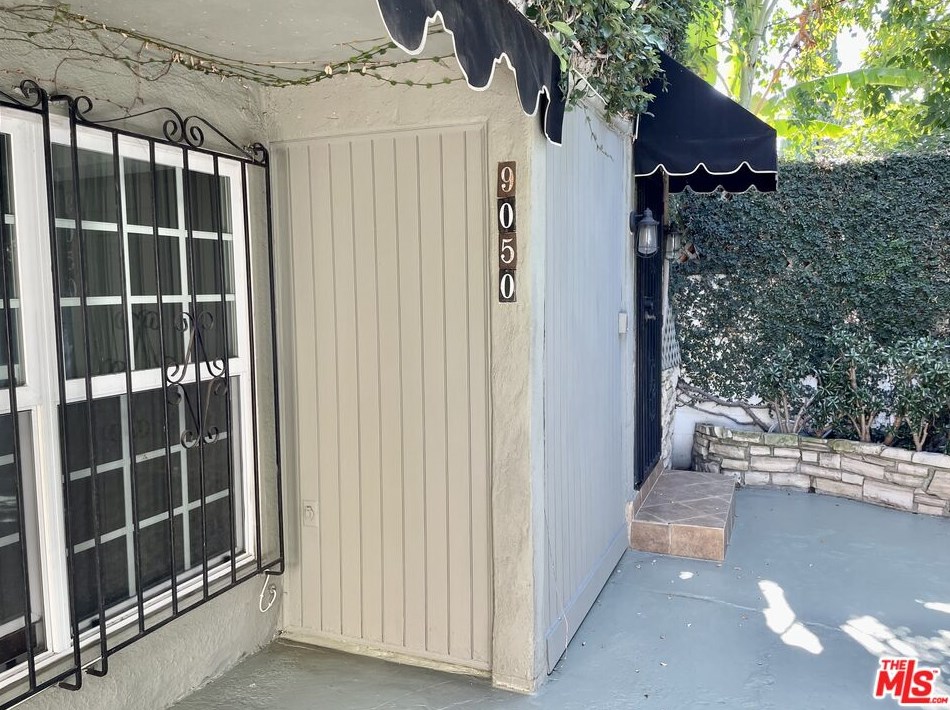 9050 Elevado St, Los Angeles CA  90069-4805 exterior