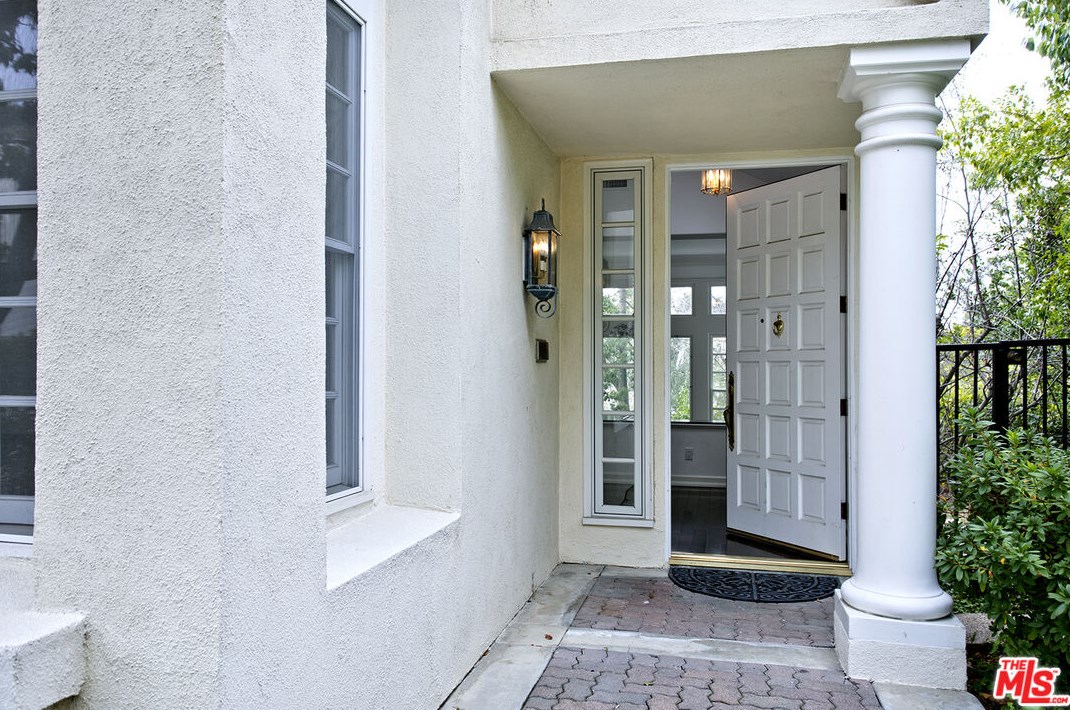 2443 Buckingham Ln, Los Angeles, CA 90077
