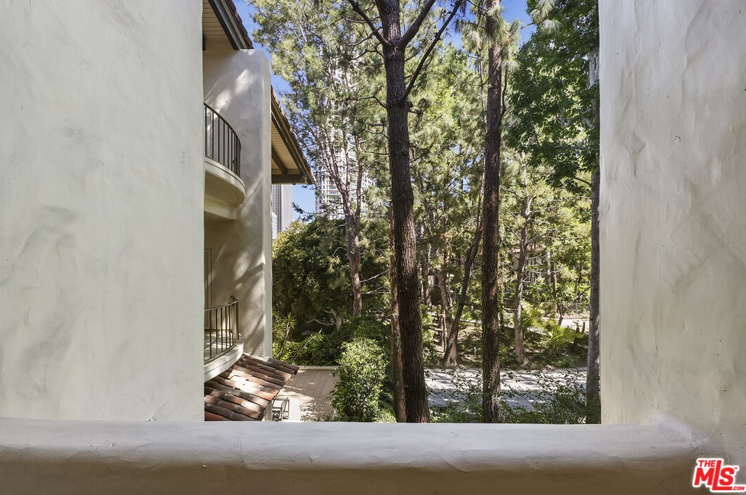 2111 Century Woods Way, Los Angeles CA  90067-6303 exterior