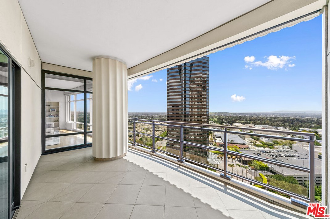 1 Century Dr, Los Angeles CA  90067-3401 exterior