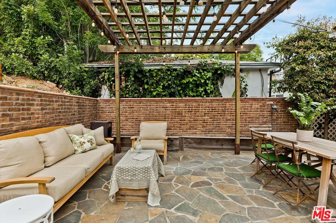 2207 Hillsboro Ave, Los Angeles CA  90034-1122 exterior