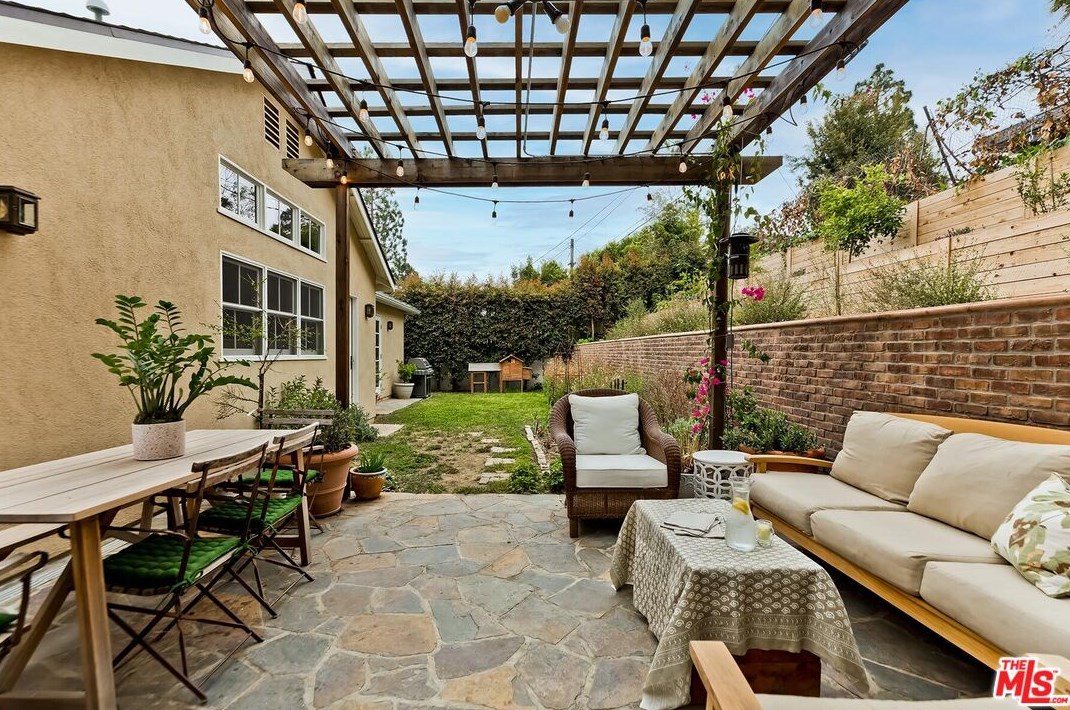 2207 Hillsboro Ave, Los Angeles CA  90034-1122 exterior