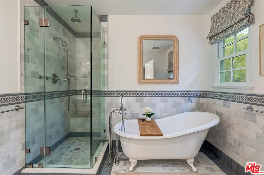 2207 Hillsboro Ave, Los Angeles CA  90034-1122 exterior