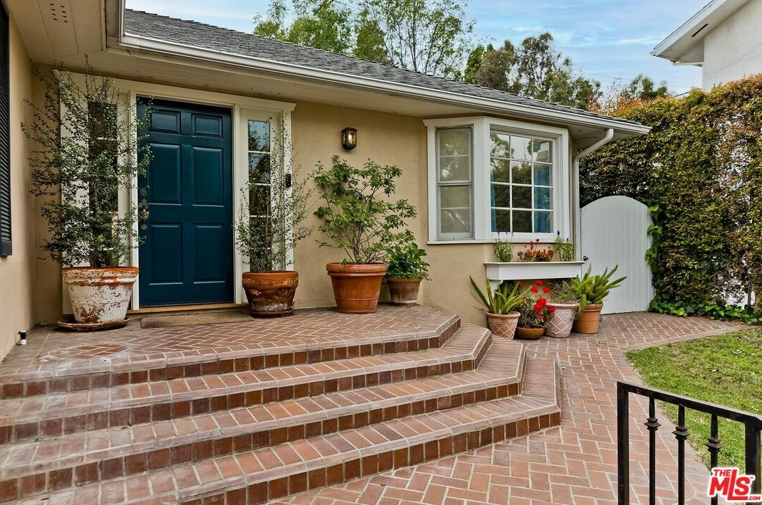 2207 Hillsboro Ave, Los Angeles CA  90034-1122 exterior