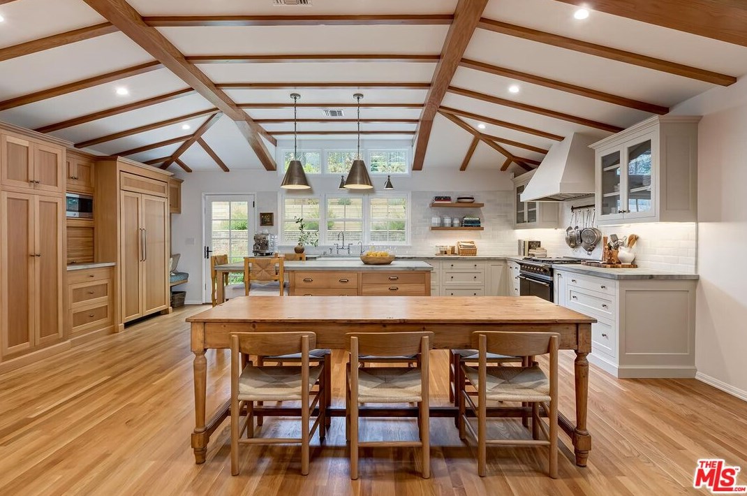 2207 Hillsboro Ave, Los Angeles CA  90034-1122 exterior