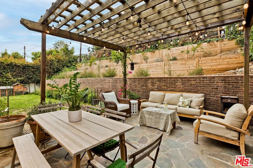 2207 Hillsboro Ave, Los Angeles CA  90034-1122 exterior