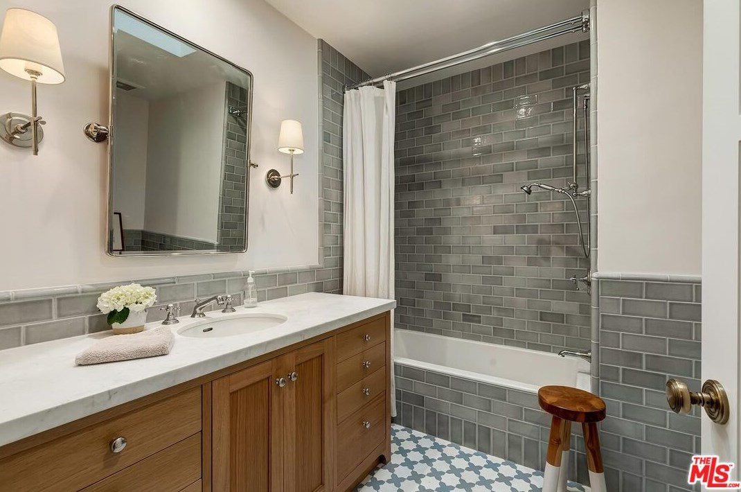 2207 Hillsboro Ave, Los Angeles CA  90034-1122 exterior