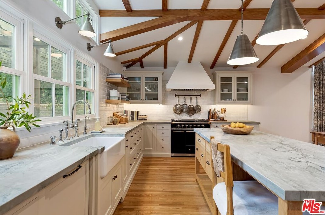 2207 Hillsboro Ave, Los Angeles CA  90034-1122 exterior