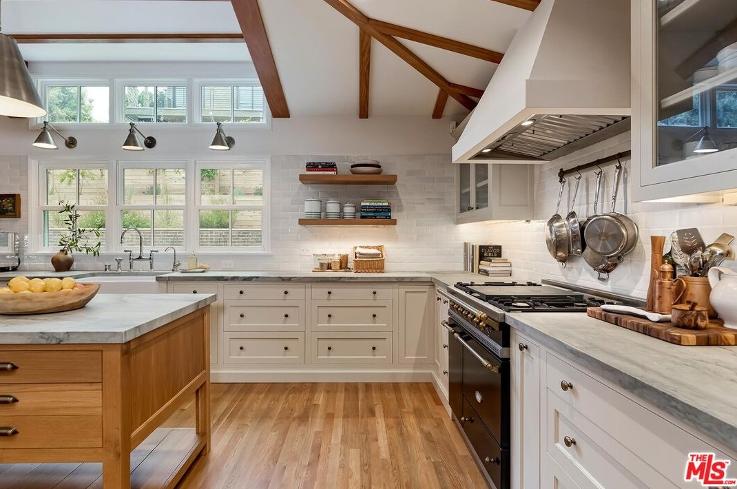 2207 Hillsboro Ave, Los Angeles CA  90034-1122 exterior