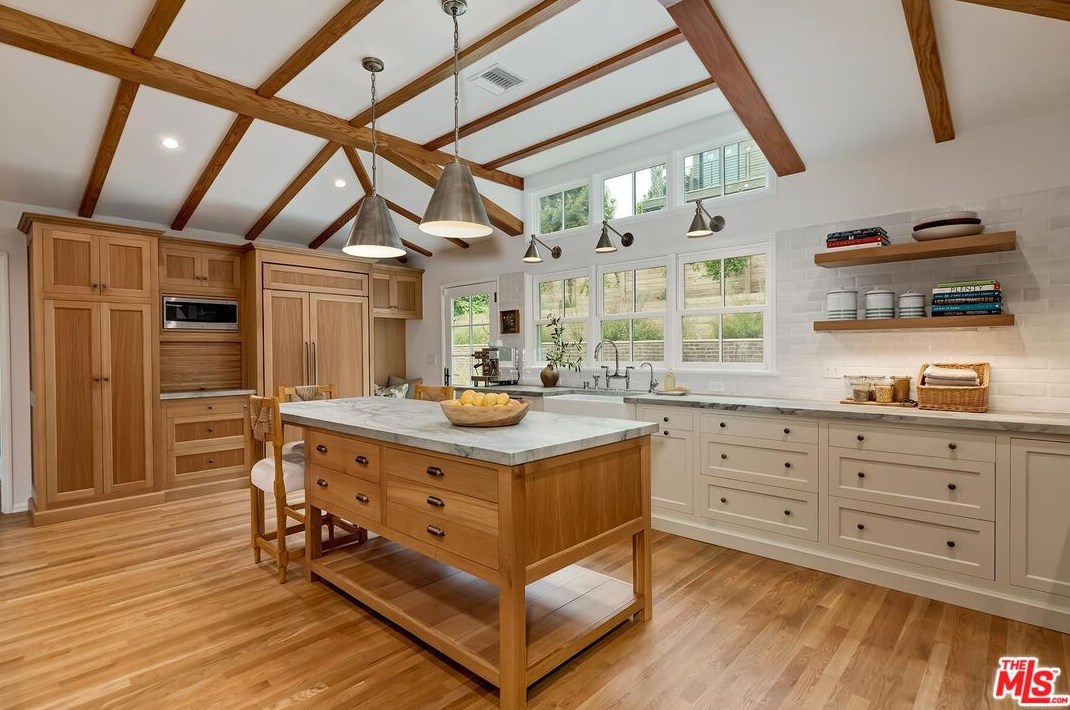 2207 Hillsboro Ave, Los Angeles CA  90034-1122 exterior