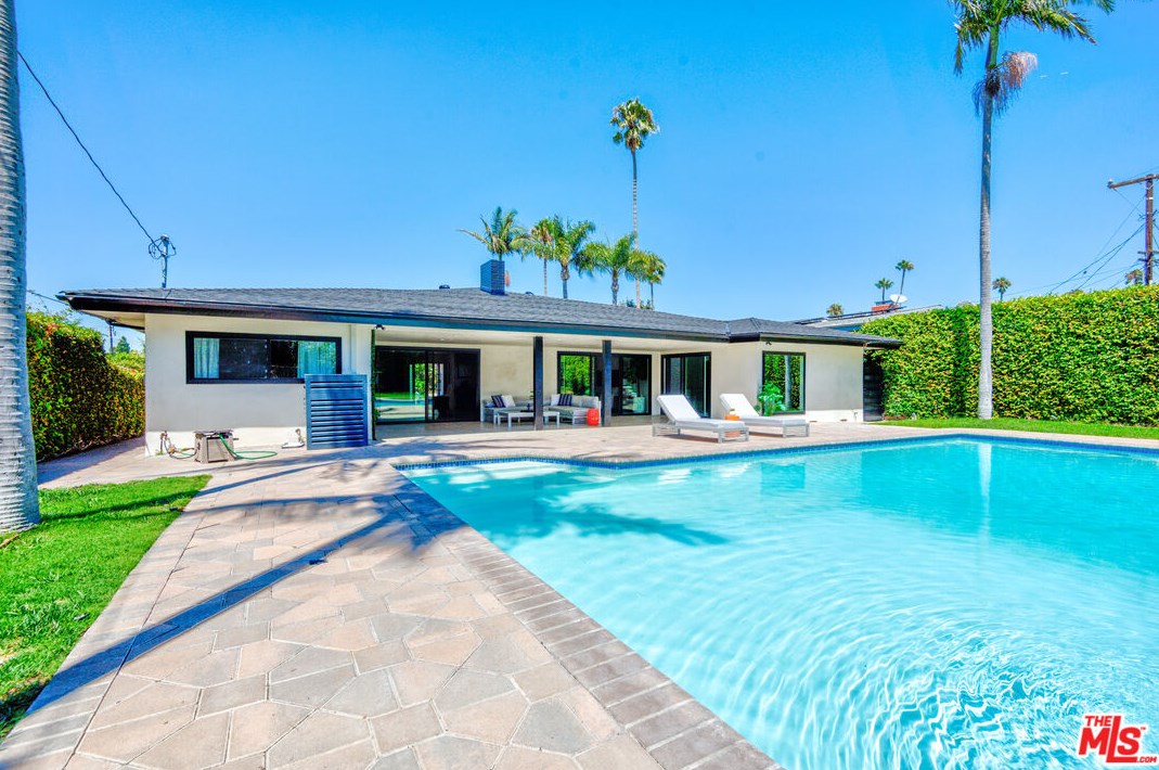 6120 Bedford Ave, Los Angeles CA  90056-2015 exterior