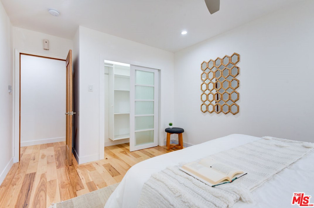 6120 Bedford Ave, Los Angeles CA  90056-2015 exterior