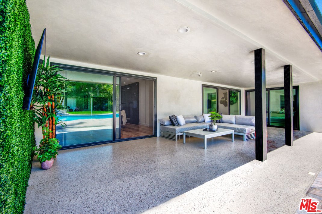 6120 Bedford Ave, Los Angeles CA  90056-2015 exterior